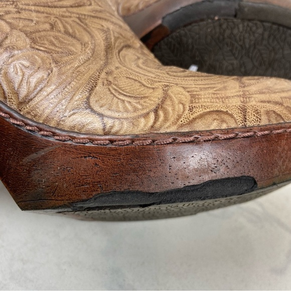 NURTURE TOOLED LEATHER SOUTHWESTERN CLOGS - Picture 15 of 16